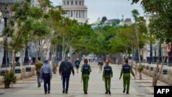 Policías cubanos caminan por el Paseo del Prado en La Habana el 15 de noviembre de 2021 como parte de una movilización de las autoridades para impedir una anunciada protesta de la oposición.