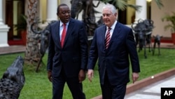 Menteri Luar Negeri AS Rex Tillerson (kanan) dan Presiden Kenya Uhuru Kenyatta, di Nairobi, Kenya, Jumat (9/3). 