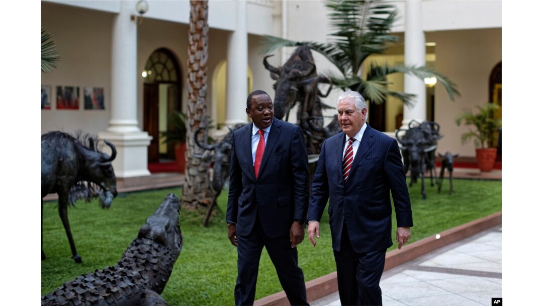 Menteri Luar Negeri AS Rex Tillerson (kanan) dan Presiden Kenya Uhuru Kenyatta, di Nairobi, Kenya, Jumat (9/3).