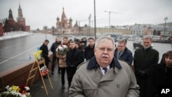 Посол США в России Джон Теффт возложил венок к месту гибели Бориса Немцова