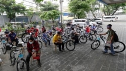 Para pemenang hadiah sepeda dari Yayasan Benjamin Canlas Courage to be Kind di Manila, Filipina (foto: dok).