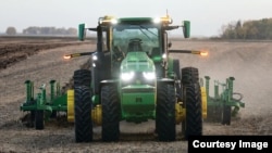 Mostrado é um trator autônomo anunciado na CES 2022 pelo fabricante de equipamentos agrícolas dos EUA John Deere.  (Foto cortesia: John Deere)