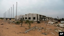 伊拉克卡尔巴拉一个正在兴建的一个机场设施被轰炸毁坏。（2020年3月13日）
