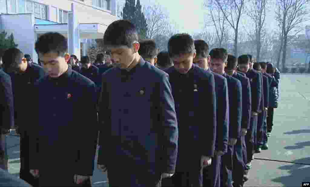 Học sinh trung học cấp hai tại trường trung học số 1 ở Bình Nhưỡng cúi đầu tưởng niệm lãnh tụ, 19 tháng 12.