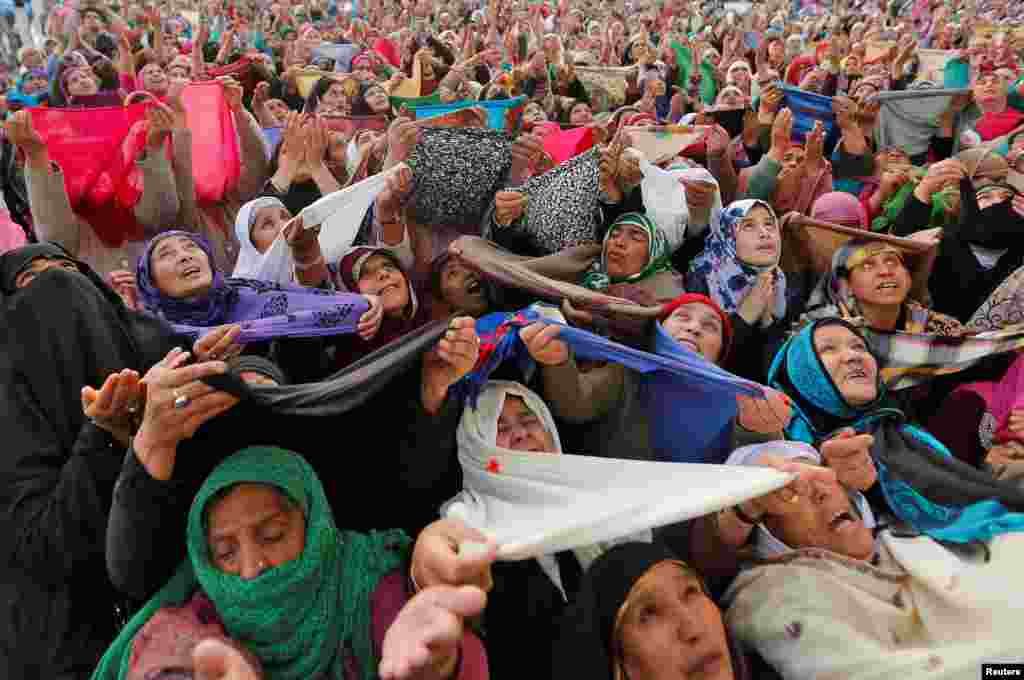 Kashmiri Muslim women pray upon seeing a relic believed to be hair from the beard of Prophet Mohammed during Meeraj-un-Nabi, at the Hazratbal shrine in Srinagar. The festival marks the rising of Prophet Mohammed to Heaven.