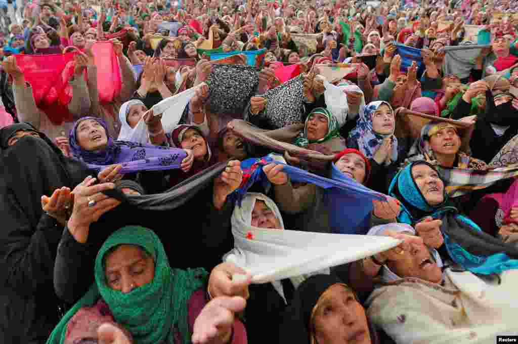 Para perempuan Muslim Kashmir berdoa saat melihat potongan rambut yang dipercaya berasal dari janggut Nabi Muhammad SAW pada perayaan Isra&#39;-Mi&#39;raj di Hazratbal, Srinagar.