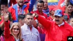 Ông Maduro và vợ trong một cuộc tuần hành với người ủng hộ.