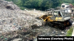 Alat berat mengatur tumpukan sampah di TPST Piyungan, Yogyakarta (courtesy: Istimewa)