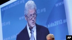 Mantan Presiden Bill Clinton memberikan sambutan pada hari terakhir konferensi AIDS internasional di Washington, DC (27/7).