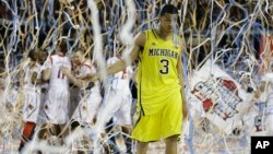 Trey Burke (3) de Michigan se muestra decepcionado tras perder la final de baloncesto universitario ante los Cardenales de Louisville, el lunes por la noche en Atlanta.