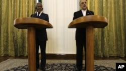 Ngoại trưởng Iran Ali Akbar Salehi (phải) và Đặc sứ Kofi Annan nói chuyện tại một cuộc họp báo chung ở Tehran hôm 10/7/12