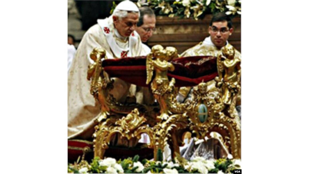 Sri Paus Benedictus XVI dalam Misa malam Natal basilika Santo Petrus, Vatikan, 24 Desember 2010.