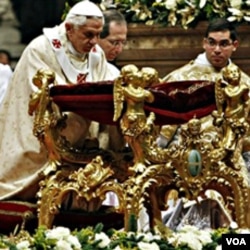 Sri Paus Benedictus XVI dalam Misa malam Natal basilika Santo Petrus, Vatikan, 24 Desember 2010.