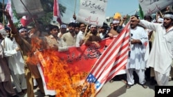 در پیشاور معترضن پرچم امریکا را آتش زدند