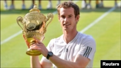 El escocés Andy Murray se corónó campeón de Wimbledon al vencer a Djokovic en tres sets corridos, 6-4, 7-5 y 6-4.