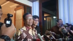 Menteri Koordinator Politik, Hukum, dan Keamanan Mahfud MD saat menjawab sejumlah pertanyaan wartawan di Jakarta, di kantor Kemenko Polhukam, Kamis, 16 Januari 2020. (Foto: Sasmito Madrim/VOA)