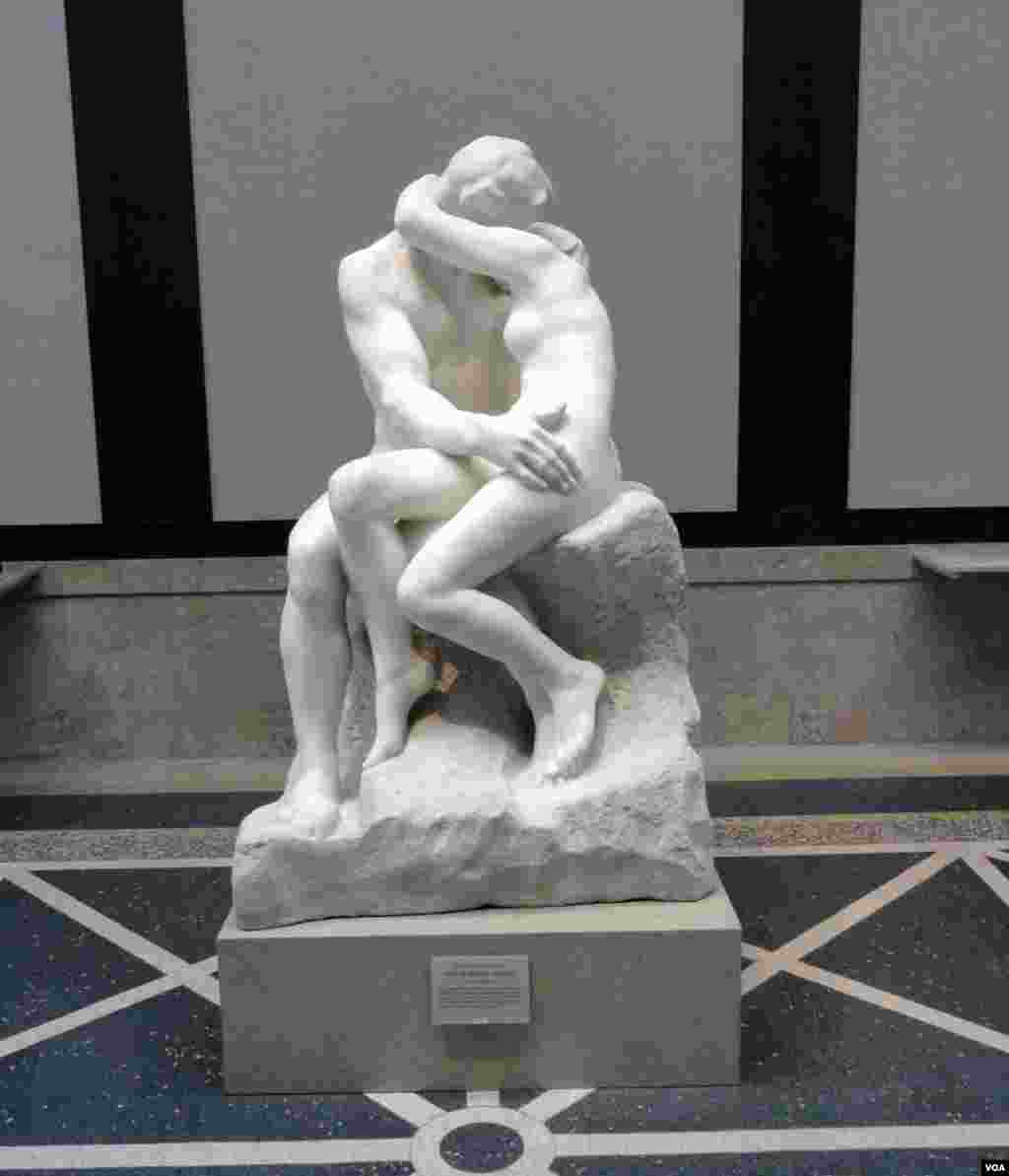 Bản sao chép của Henri Greber bức tượng “Nụ hôn” của Rodin là trọng điểm của viện bảo tàng. (Z.Hoke/VOA)