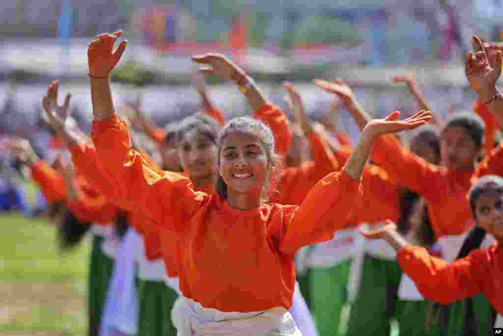 رقص دانش آموزان در جشن های روز استقلال هند. این کشور در سال ۱۹۴۷ استقلال خود را از بریتانیا به دست آورد.&nbsp;