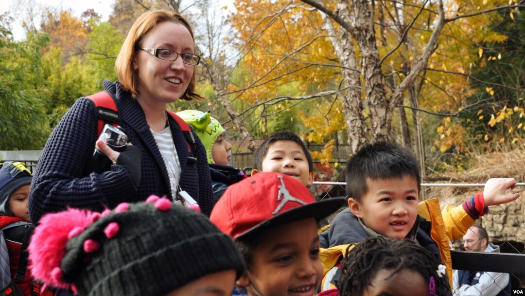 Leigh Mays takes her 1st grade class to see the baby panda at the National Zoo, Washington, D.C., Nov. 21, 2013. Photo: David Byrd/VOA