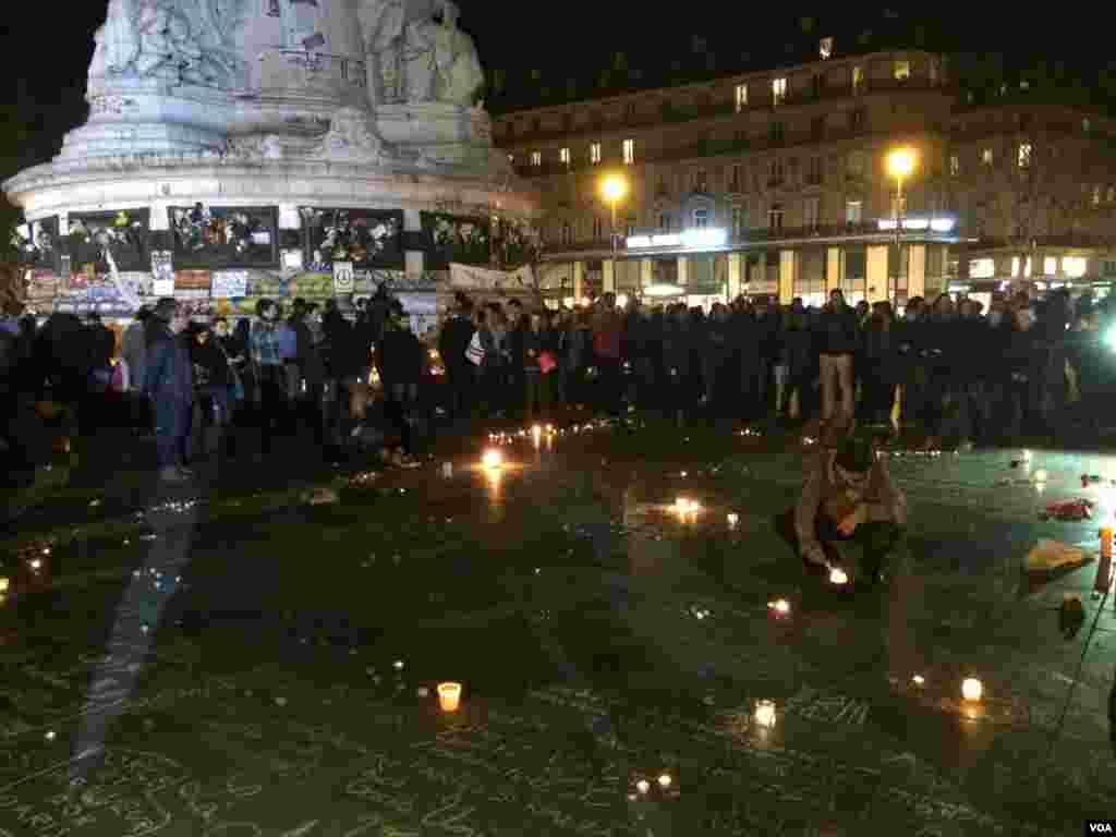 People return to the Place de la Republique in Paris square in Paris, France after panic spread about another possible attack, Nov. 15, 2015. (Photo: D. Schearf / VOA)