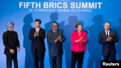 Indian PM Manmohan Singh, Chinese President Xi Jinping, South African President Jacob Zuma, Brazilian President Dilma Rousseff and Russian President Vladimir Putin applaud at a family photo session during the fifth BRICS Summit in Durban, March 27, 2013. 