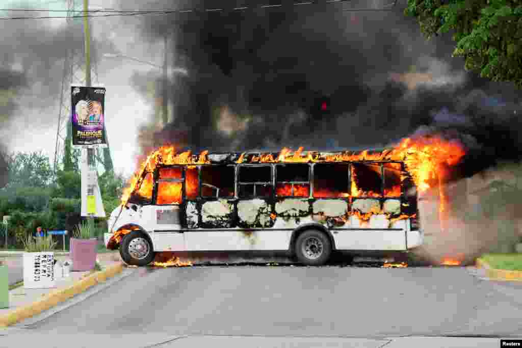 Pistoleros del cártel incendian un bus para bloquear una carretera, durante enfrentamientos con las fuerzas federales tras la detención de Ovidio Guzmán, hijo del narcotraficante Joaquín &quot;El Chapo&quot; Guzmán, en Culiacán.