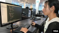 A female coder of Cambodia tech startup Pathmazing at her workplace in Phnom Penh, January 26, 2017. (Neou Vannarin/VOA Khmer) 