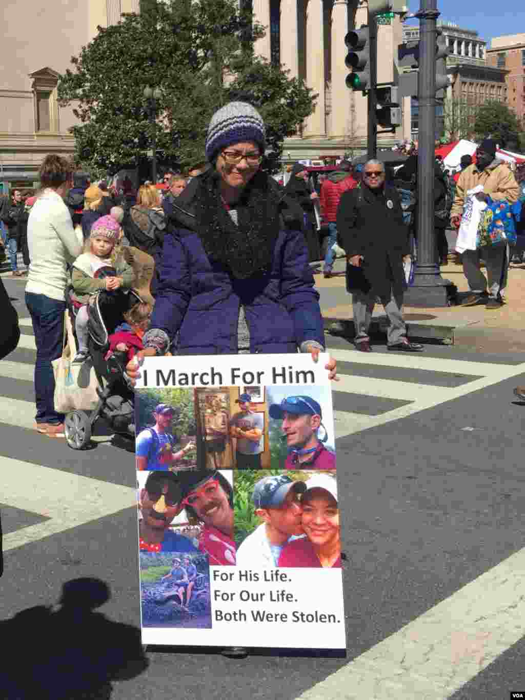 Grew Gossler de Florida vino a Washington D.C. para marchar por su novio Scott Beigel, quien murió en el tiroteo de la escuela Marjory Stoneman Douglas en Parkland. Foto: VOA Servicio Mandarín.