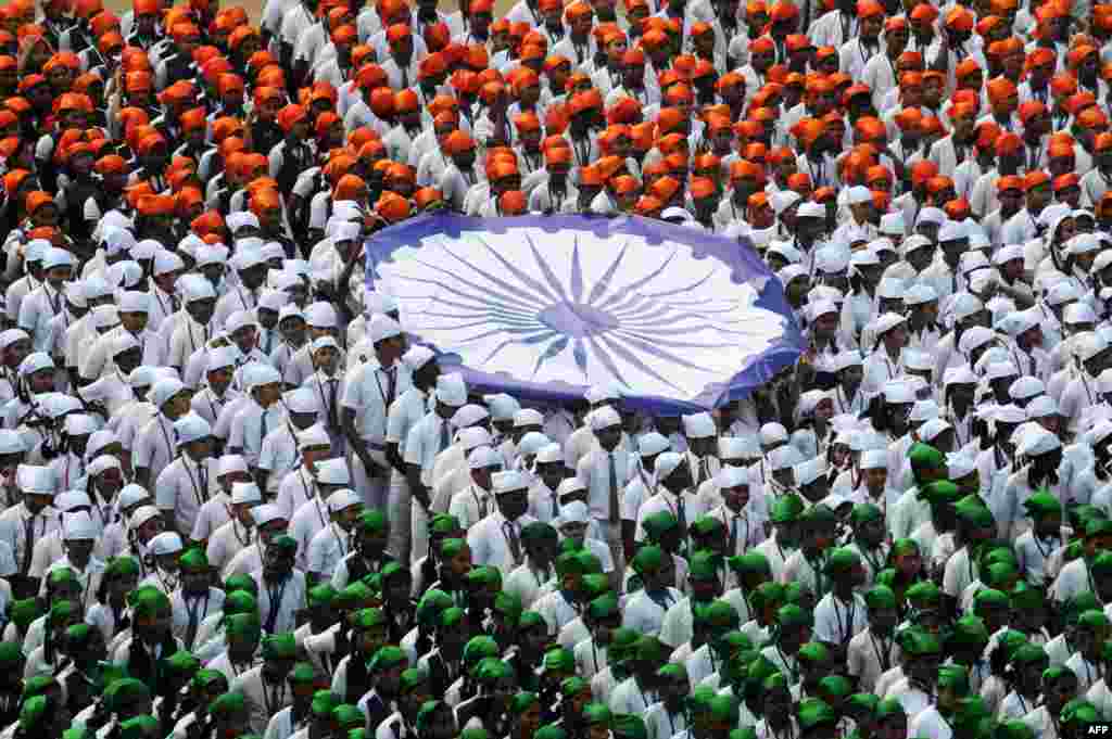 Para siswa India membentuk formasi bendera nasional untuk memperingati Hari Republik di Chennai.