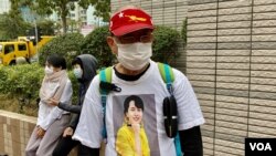 73歲的香港市民李先生穿上被軍方軟禁的緬甸國務資政昂山素姬頭像的T恤，到西九龍裁判法院大樓聲援47名民主派人士，認為他們與昂山素姬一樣，都是政治犯。（攝影：美國之音湯惠芸）