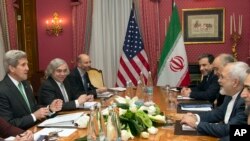 Menlu AS John Kerry (kiri) saat bertemu dengan Menlu Iran Mohammad Javad Zarif (kanan) membahas program nuklir di Lausanne, Swiss, 17 Maret 2015 (AP Photo/Brian Snyder, Pool)