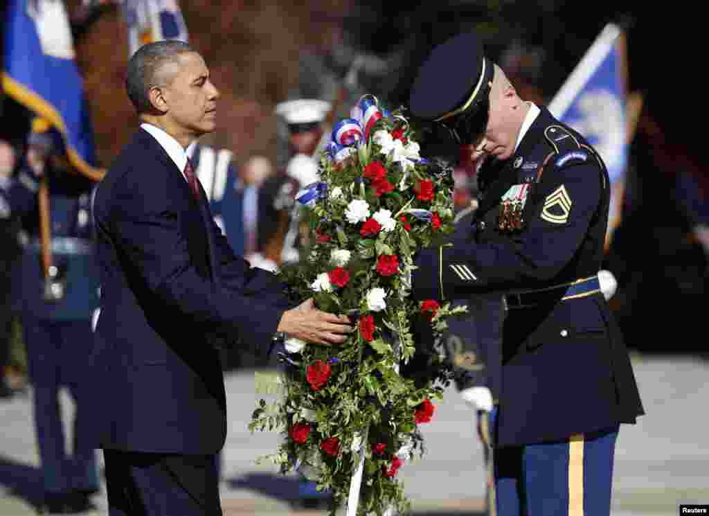 امریکی صدر اوباما آرلنگٹن نیشنل سیمٹری واشنگٹن میں سابق فوجیوں کی یاد میں منائے گئے دن نامعلوم فوجیوں کی قبروں پر پھول چڑہا رہے ہیں