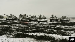 Los tanques rusos T-72B3 participan en simulacros en el campo de tiro de Kadamovskiy, en la región de Rostov, en el sur de Rusia, el 12 de enero de 2022. 