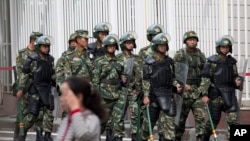 Polisi paramiliter China melakukan patroli di provinsi Xinjiang, kawasan Muslim Uighur, setelah sejumlah serangan di sana (foto: dok).