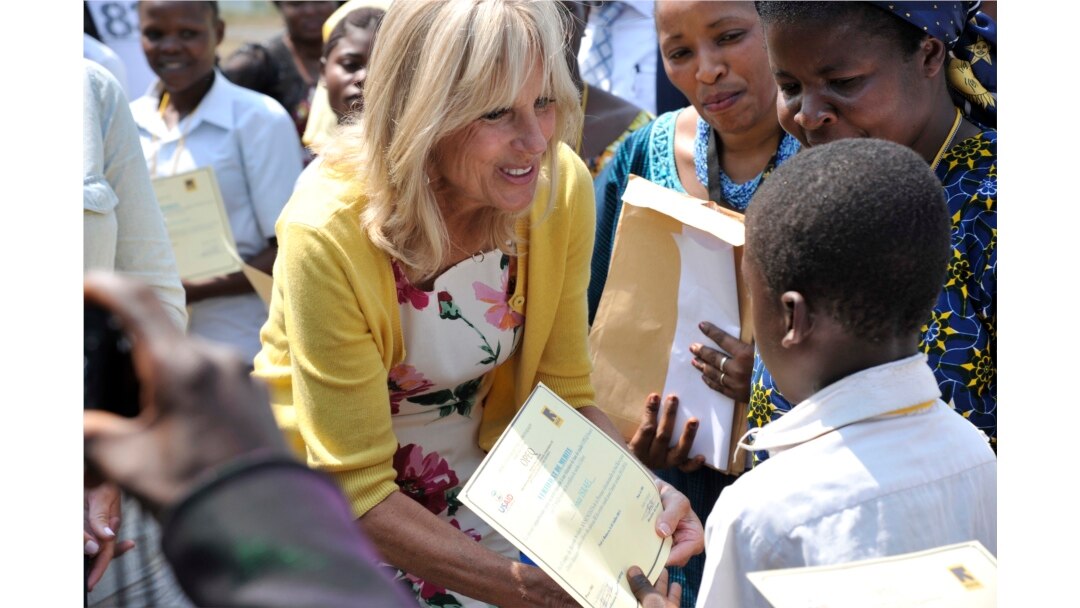 Dr. Jill Biden, istri wakil presiden AS, menyerahkan ijazah kepada seorang siswa sebagai perwakilan dari organisasi non-pemerintah (LSM) Anunciata, setibanya di bandara Bukavu. (Foto: AFP / Junior D. Kannah)
