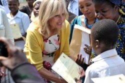 Dr. Jill Biden, istri wakil presiden AS, menyerahkan ijazah kepada seorang siswa sebagai perwakilan dari organisasi non-pemerintah (LSM) Anunciata, setibanya di bandara Bukavu. (Foto: AFP / Junior D. Kannah)