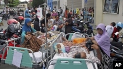 Patients are evacuated from a hospital in Banda Aceh in Aceh province, Indonesia, after an earthquake hit the western coast of Sumatra, April 11, 2012.