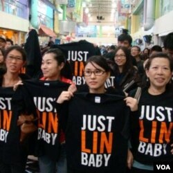 Para penggemar Jeremy Lin di Taiwan dengan kaos bertuliskan nama idola mereka.