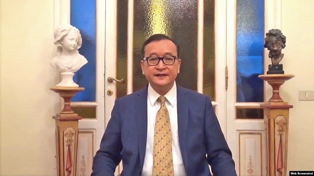 រូបឯកសារ៖ លោក សម រង្ស៊ី ថ្លែងទៅកាន់អ្នកគាំទ្រគណបក្សតាមរយៈវីដេអូបង្ហោះតាមប្រព័ន្ធអ៊ីនធឺណិត ពីប្រទេសអ៊ីតាលី កាលពីថ្ងៃទី៣០ ខែតុលា ឆ្នាំ២០១៧។ (រូបដកស្រង់ពីវីដេអូ)