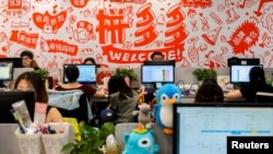 Para karyawan bekerja di kantor pusat toko diskon grup online China Pinduoduo di Shanghai, China 25 Juli 2018. (REUTERS/Stringer)