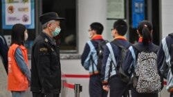 چین کے حکام نے بیجنگ اور شنگھائی میں اسکول کھولے ہیں۔