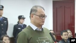 资料照：视频截图显示台湾人权工作者李明哲在中国湖南岳阳中级法院出庭。（2017年11月28日）