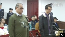 Aktivis hak asasi manusia Taiwan Lee Ming-che duduk selama sesi pengadilan di Pengadilan Rakyat Menengah Yueyang di Yueyang di Provinsi Hunan, China tengah. (Foto: via AP video)