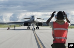 美国空军提供的这张照片显示，一架B1-1轰炸机在关岛的安德森空军基地着陆。（2017年7月26日）
