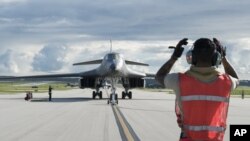 Yon avyon de gè, B-1B Lancer, kap rive nan Baz Andersen Air Force la, nan Guam, 26 jiyè 2017, Foto koutwazi: U.S. Air Force.