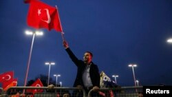 İstanbul Atatürk Havalimanı'nda Başbakan Erdoğan'ı karşılayan kalabalık