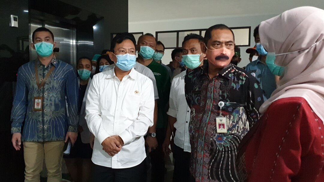 Menteri Kesehatan, Terawan Agus Putranto (baju kemeja putih, bermasker) didampingi Walikota Solo (baju batik, bermasker gambar mulut berkumis) melihat RSUD Bung Karno Solo, Jumat, 3 Juli 2020. Foto : VOA/ Yudha Satriawan