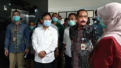 Menteri Kesehatan, Terawan Agus Putranto (baju kemeja putih, bermasker) didampingi Walikota Solo (baju batik, bermasker gambar mulut berkumis) melihat RSUD Bung Karno Solo, Jumat, 3 Juli 2020. Foto : VOA/ Yudha Satriawan