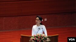 ျပည္ေထာင္စုၿငိမ္းခ်မ္းေရးညီလာခံ ၂၁ ရာစု ပင္လုံမွာ ေဒၚစု အဖြင့္အမွာစကား ေျပာၾကားစဥ္။