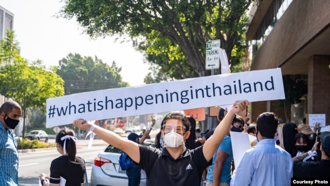 คนไทยในอเมริการ่วมชุมนุมแสดงจุดยืนต่อต้านการใช้ความรุนแรงต่อผู้ประท้วงในประเทศไทย